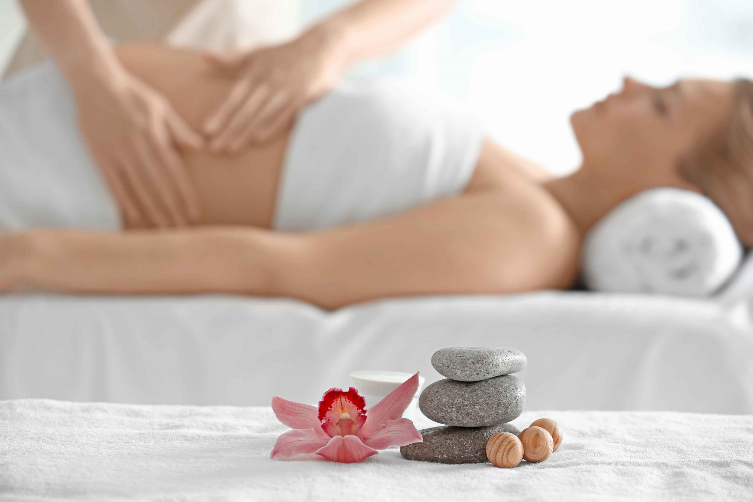 A professional therapist massages a pregnancy woman pregnancy massage near me